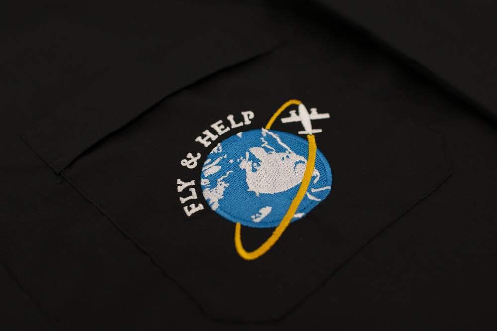 Langarm-Hemd, schwarz, weißer FLY & HELP Kragenstick, F&H Logo auf der Brusttasche