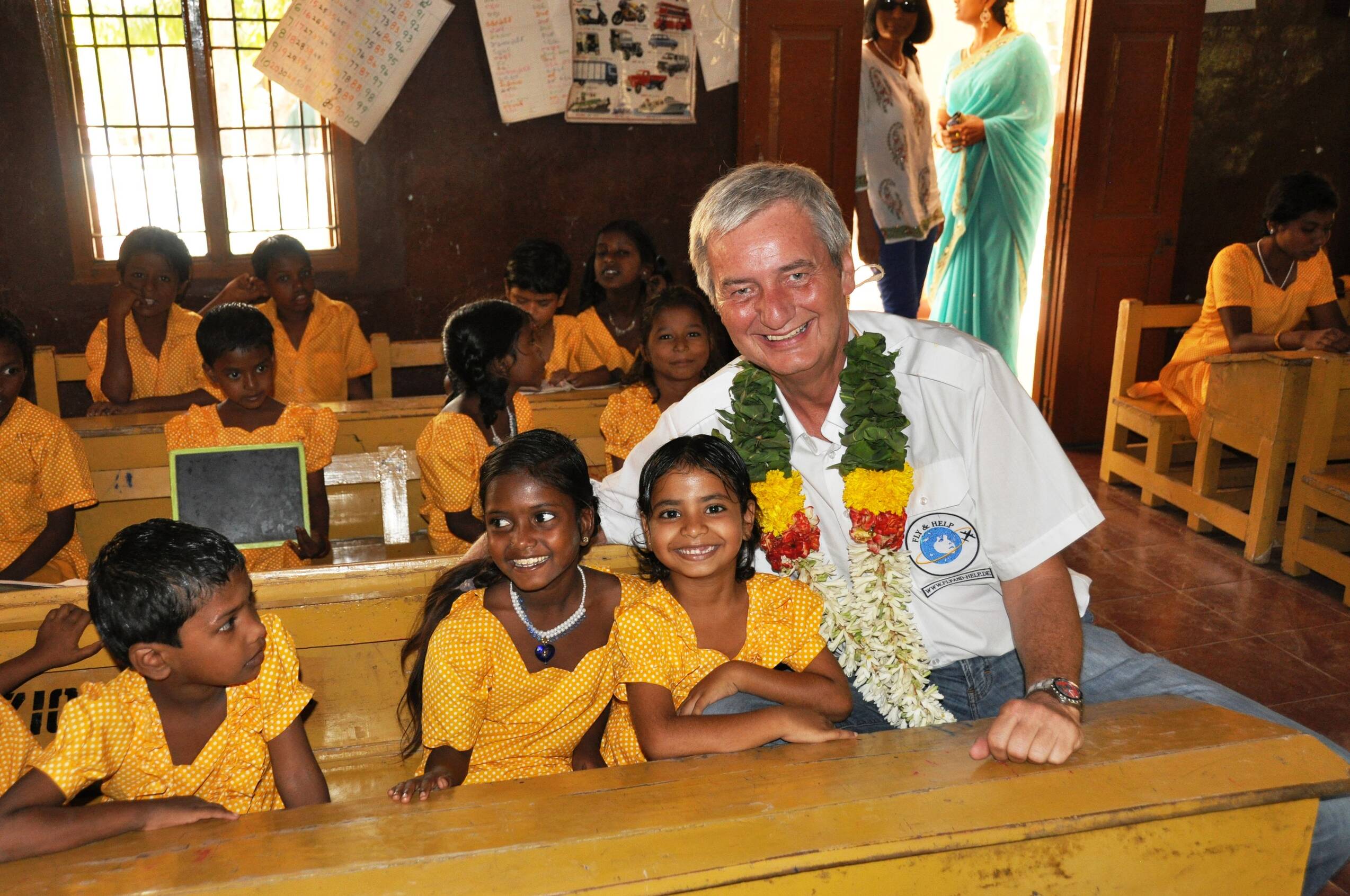 Reiner Meutsch mit indischen Kindern im Klassenzimmer