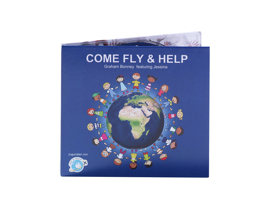 CD mit Titel "Come Fly & Help" mit Kindern die um eine Weltkugel stehen und sich an den Händen halten