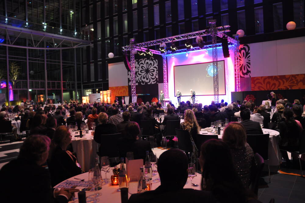 Gala von FLY & HELP mit Bühnenshow und vielen Gästen