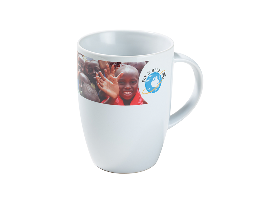 Tasse aus Keramik mit Aufdruck "FLY & HELP" und lachenden Kindern