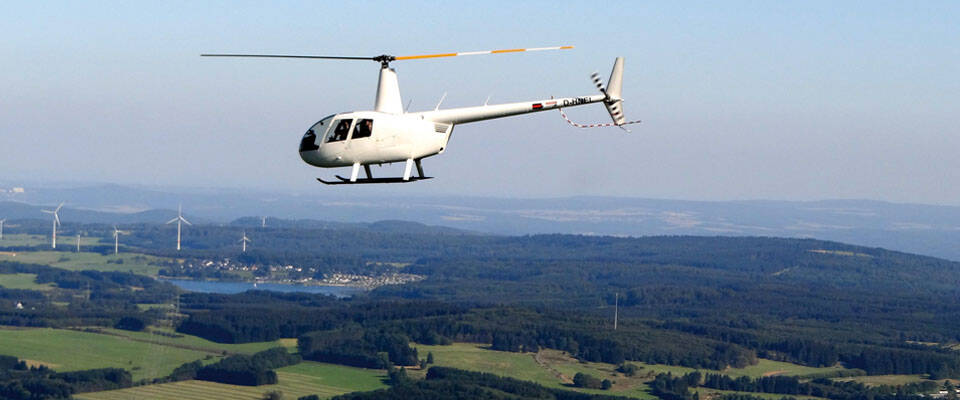 Helikopter über der Eifel, FLY&HELP Helikopter, Hubschrauber in der Luft
