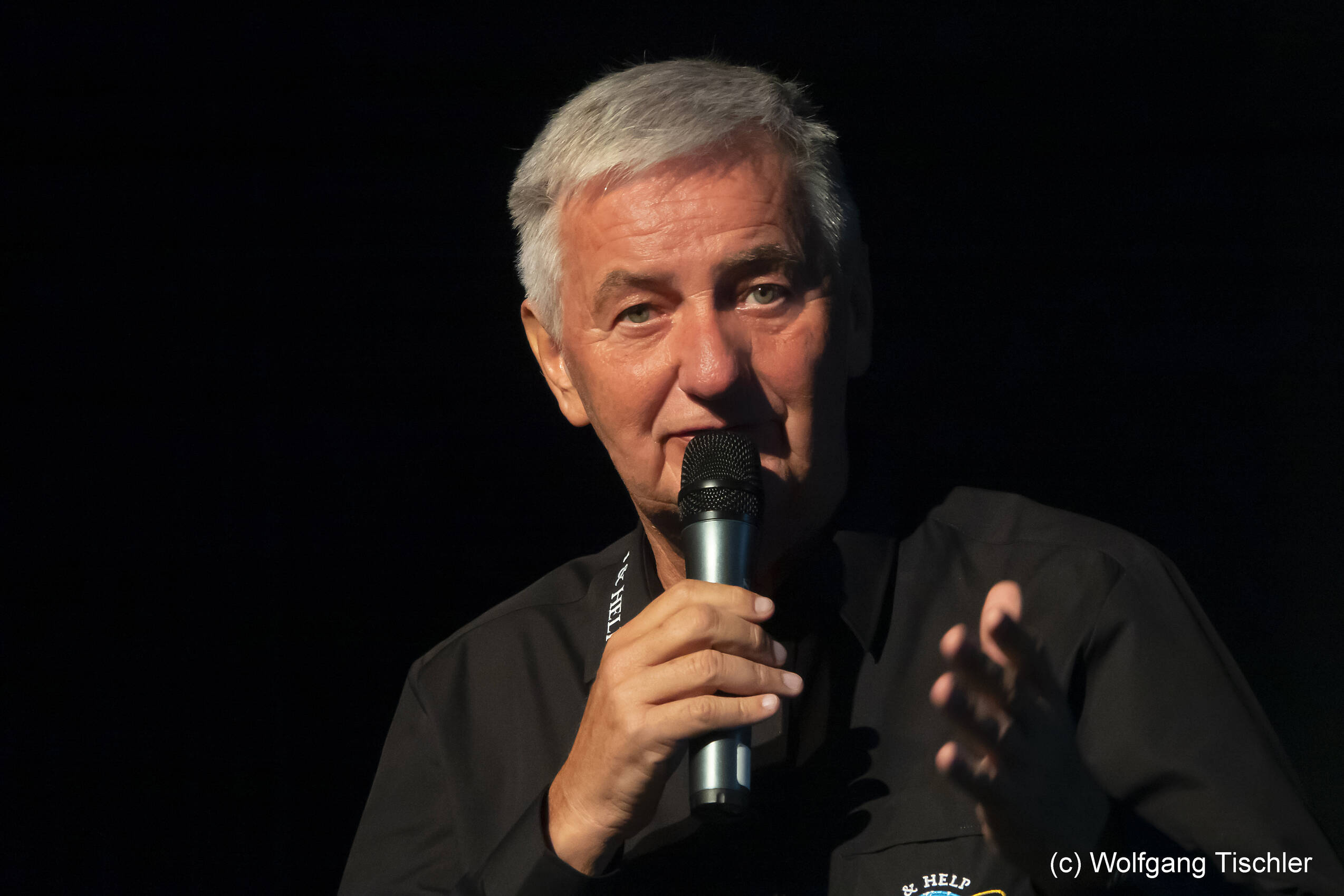 Reiner Meutsch mit Mikrofon; Reiner Meutsch hält Vortrag