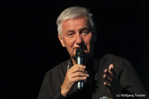 Reiner Meutsch mit Mikrofon; Reiner Meutsch hält Vortrag