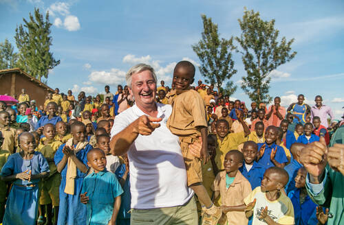 Reiner Meutsch mit Kindern; fröhliche Kinder in Afrika; afrikanische Kinder; Fly & Help Schulbau