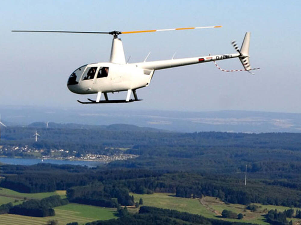 Helikopter im Flug über die Eifel